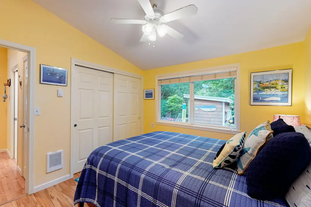 Adorable dog-friendly home with gas grill, gas fireplace & private back patio