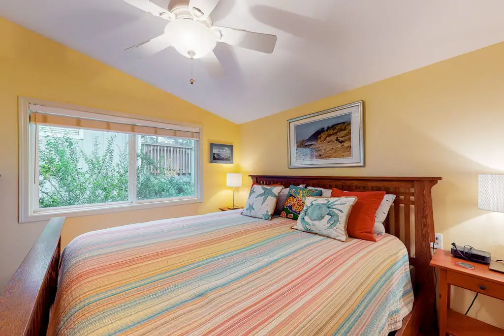 Adorable dog-friendly home with gas grill, gas fireplace & private back patio