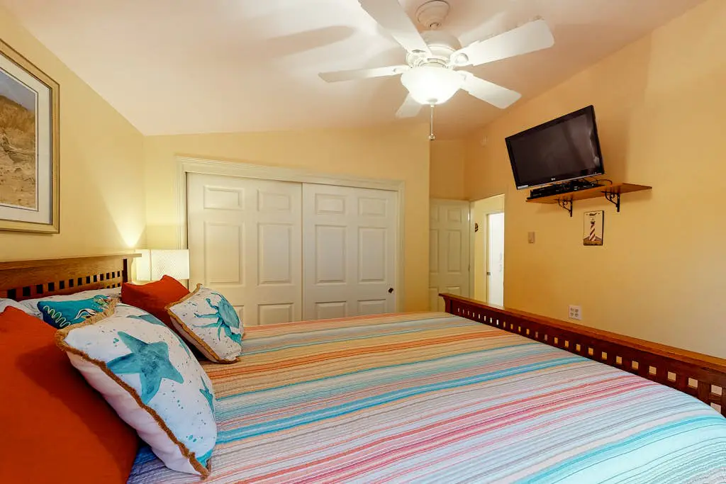 Adorable dog-friendly home with gas grill, gas fireplace & private back patio