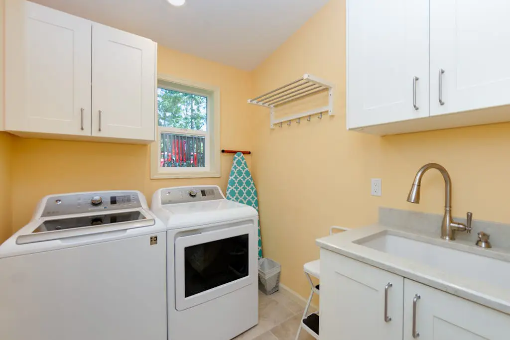 Adorable dog-friendly home with gas grill, gas fireplace & private back patio
