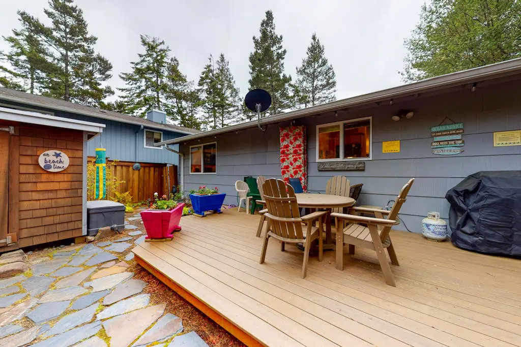 Adorable dog-friendly home with gas grill, gas fireplace & private back patio