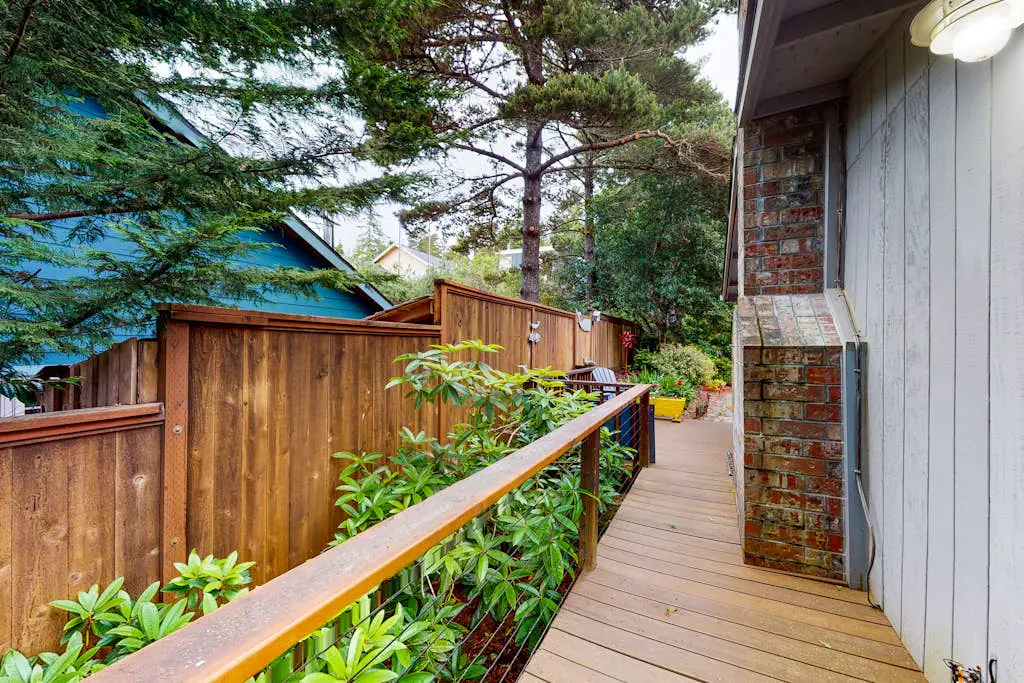 Adorable dog-friendly home with gas grill, gas fireplace & private back patio