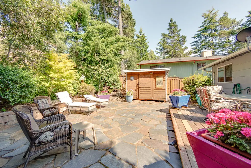 Adorable dog-friendly home with gas grill, gas fireplace & private back patio