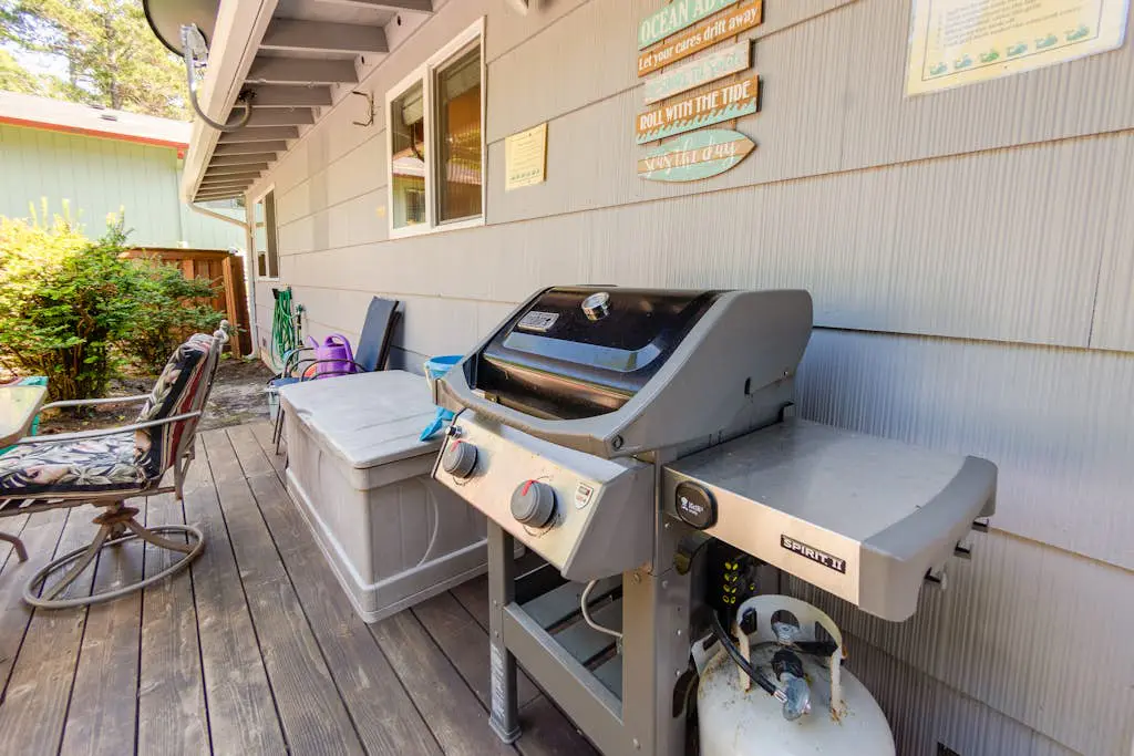 Adorable dog-friendly home with gas grill, gas fireplace & private back patio