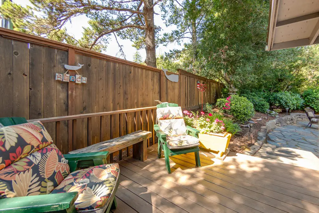 Adorable dog-friendly home with gas grill, gas fireplace & private back patio