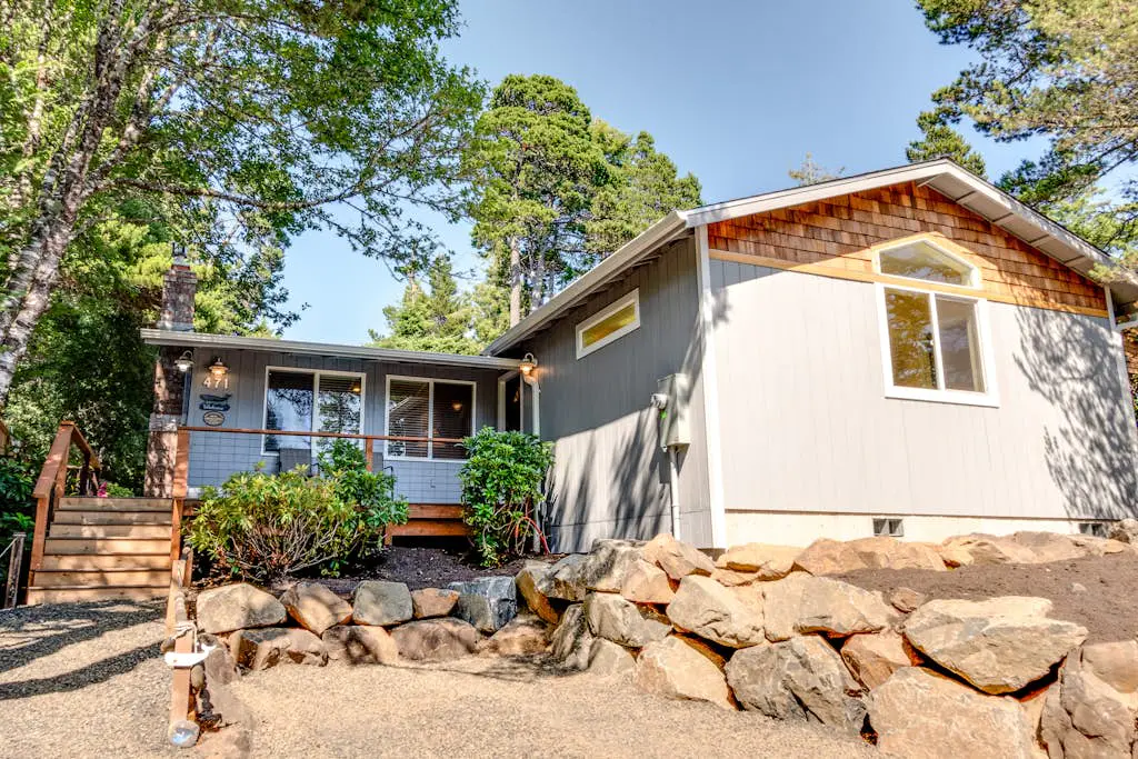 Adorable dog-friendly home with gas grill, gas fireplace & private back patio