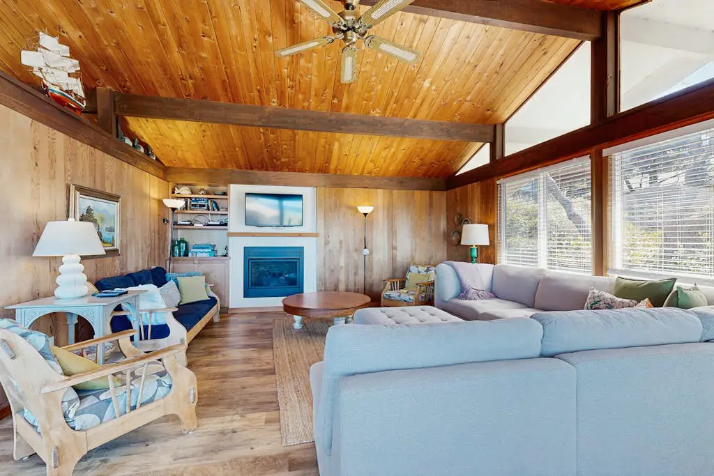 Dog-friendly ocean-view home with gas grill, deck, gas fireplace, washer&dryer
