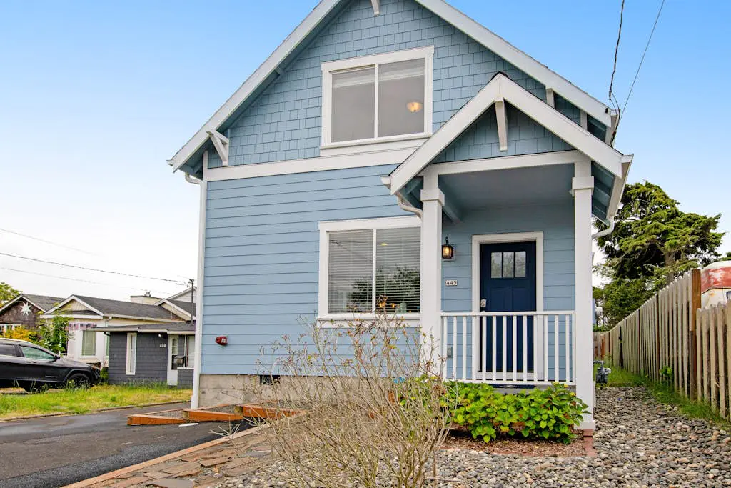 Newer home 1 block from the beach & Prom with fireplace & deck - 2 dogs OK