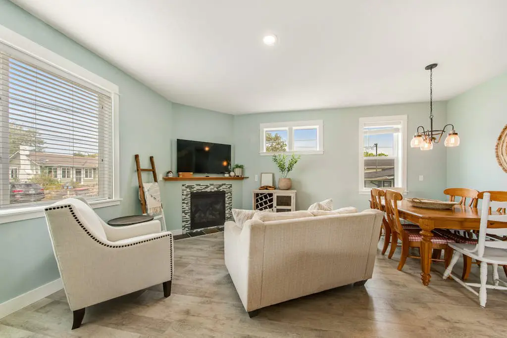 Newer home 1 block from the beach & Prom with fireplace & deck - 2 dogs OK