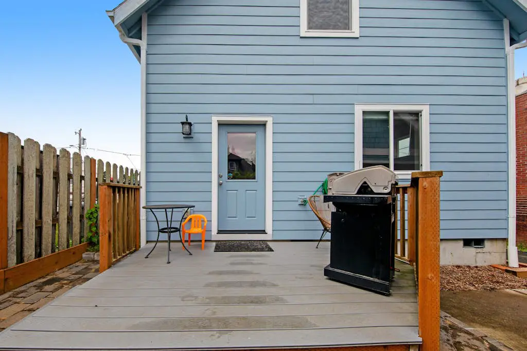 Newer home 1 block from the beach & Prom with fireplace & deck - 2 dogs OK