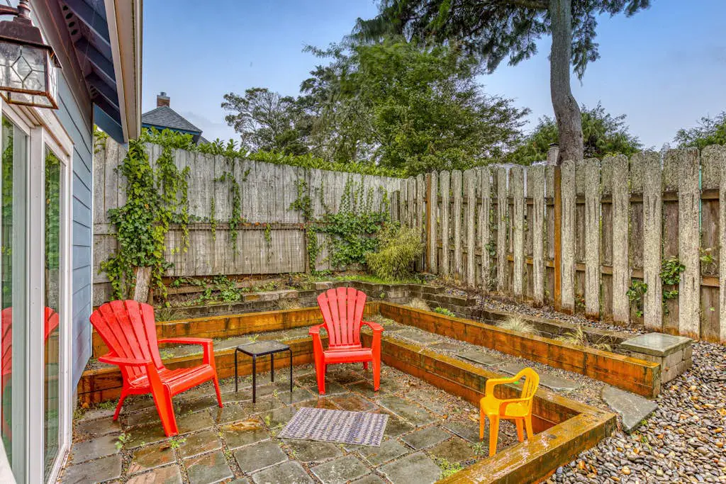 Newer home 1 block from the beach & Prom with fireplace & deck - 2 dogs OK