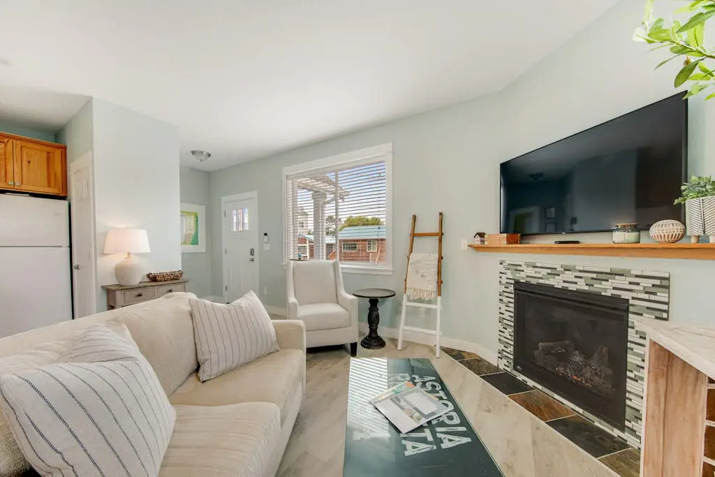 Newer home 1 block from the beach & Prom with fireplace & deck - 2 dogs OK