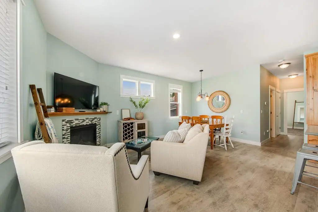 Newer home 1 block from the beach & Prom with fireplace & deck - 2 dogs OK