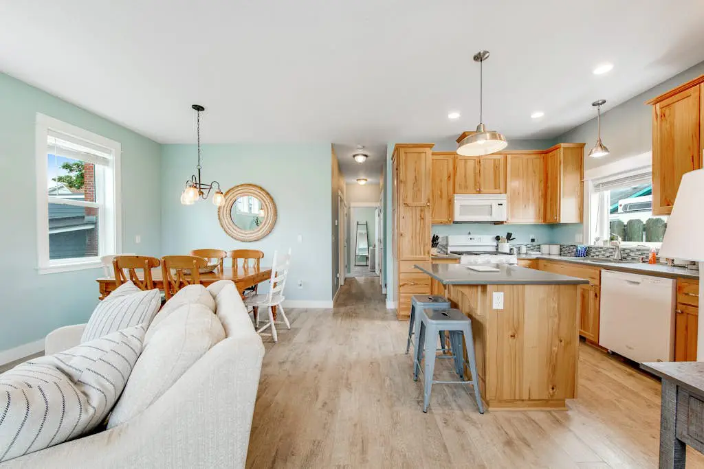 Newer home 1 block from the beach & Prom with fireplace & deck - 2 dogs OK