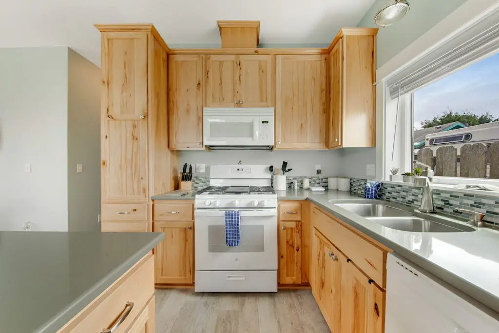 Newer home 1 block from the beach & Prom with fireplace & deck - 2 dogs OK