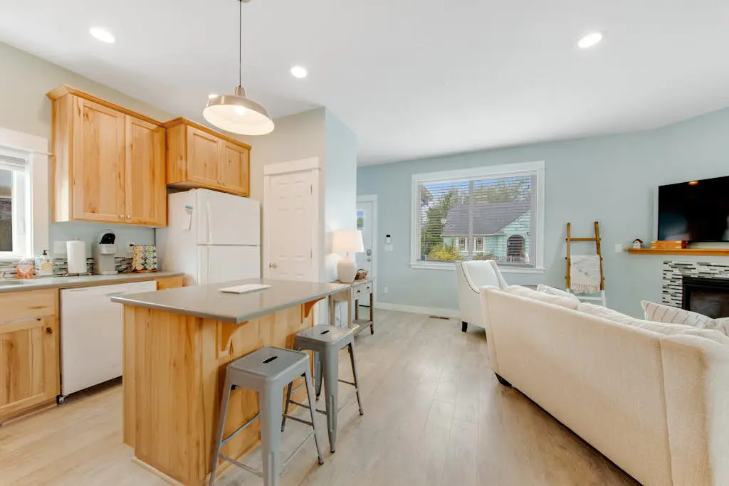 Newer home 1 block from the beach & Prom with fireplace & deck - 2 dogs OK