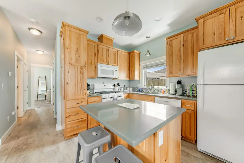 Newer home 1 block from the beach & Prom with fireplace & deck - 2 dogs OK