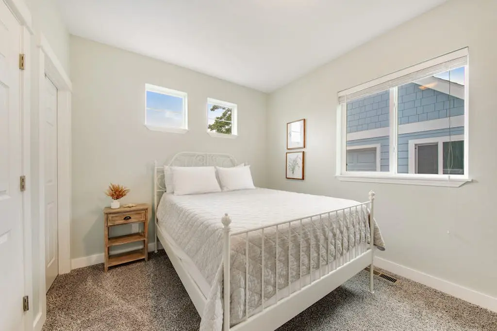 Newer home 1 block from the beach & Prom with fireplace & deck - 2 dogs OK