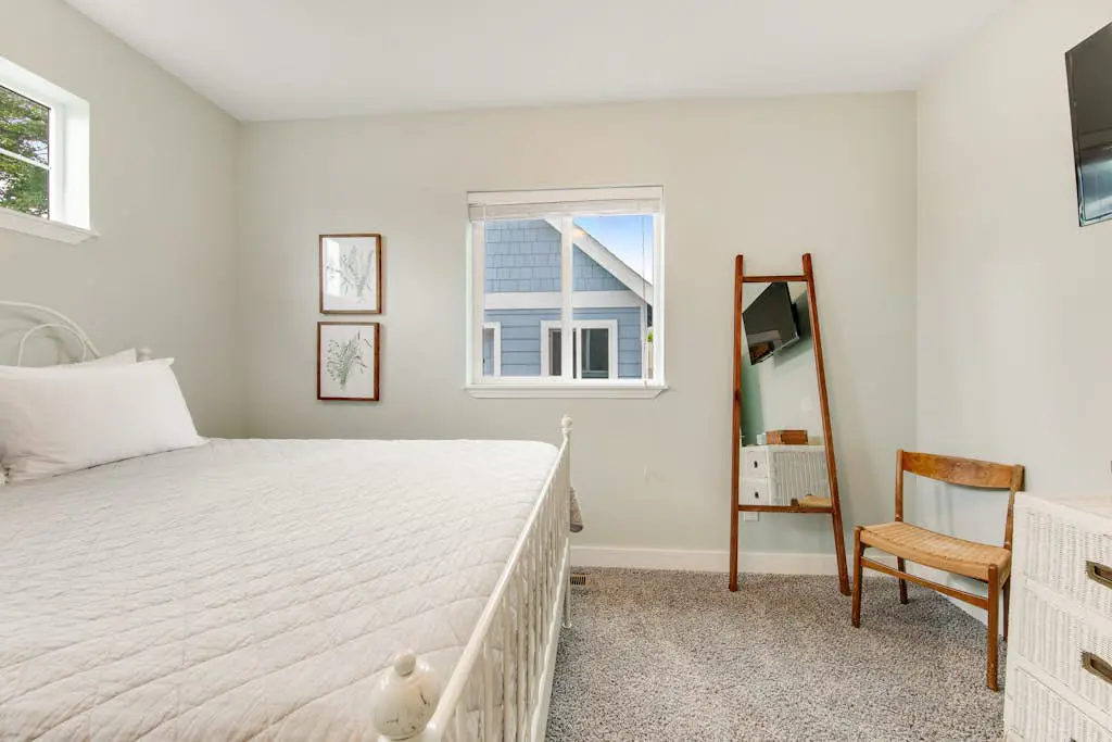 Newer home 1 block from the beach & Prom with fireplace & deck - 2 dogs OK