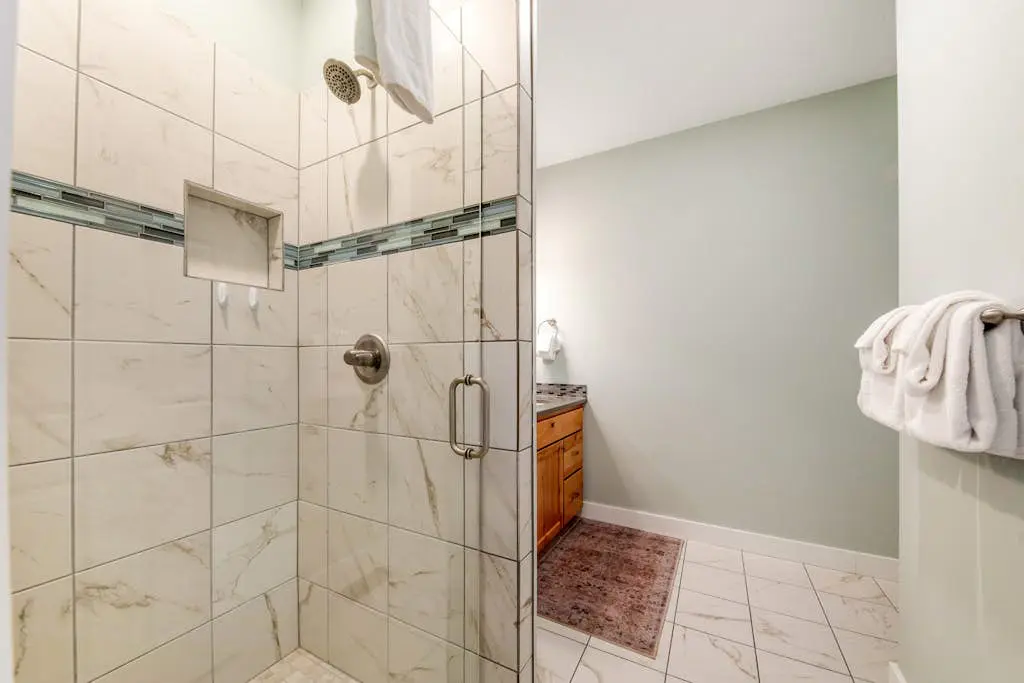 Newer home 1 block from the beach & Prom with fireplace & deck - 2 dogs OK
