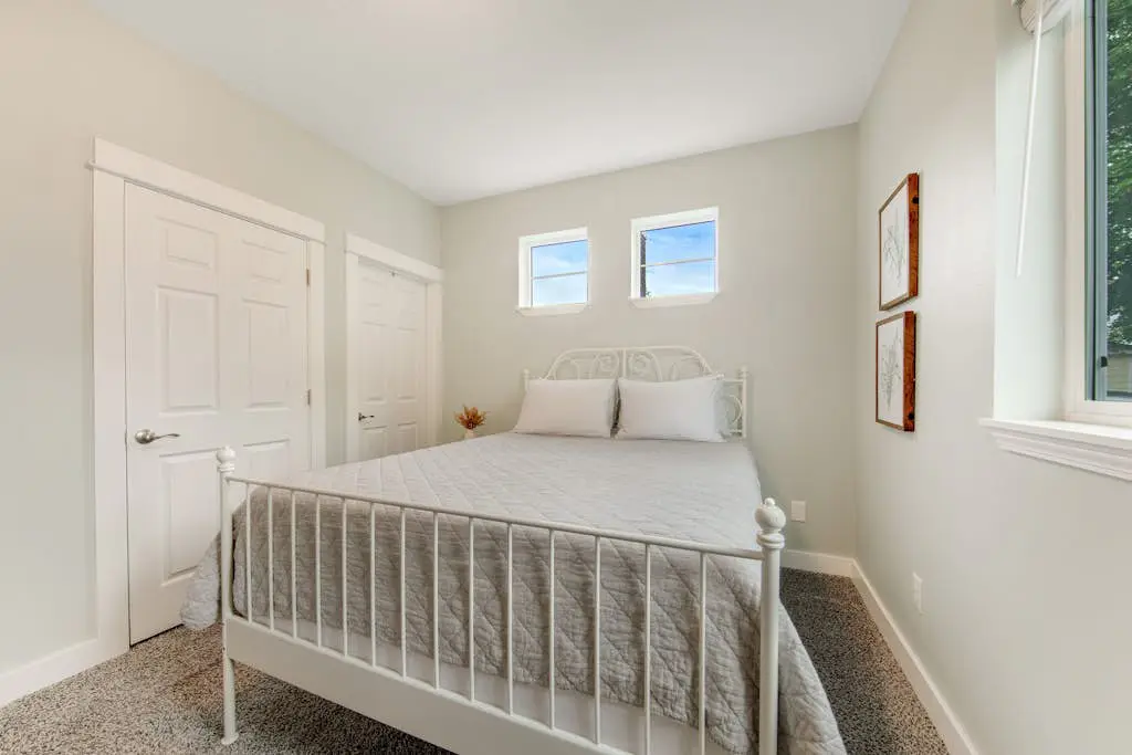 Newer home 1 block from the beach & Prom with fireplace & deck - 2 dogs OK
