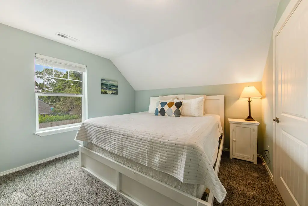 Newer home 1 block from the beach & Prom with fireplace & deck - 2 dogs OK