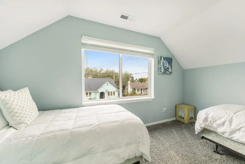 Newer home 1 block from the beach & Prom with fireplace & deck - 2 dogs OK