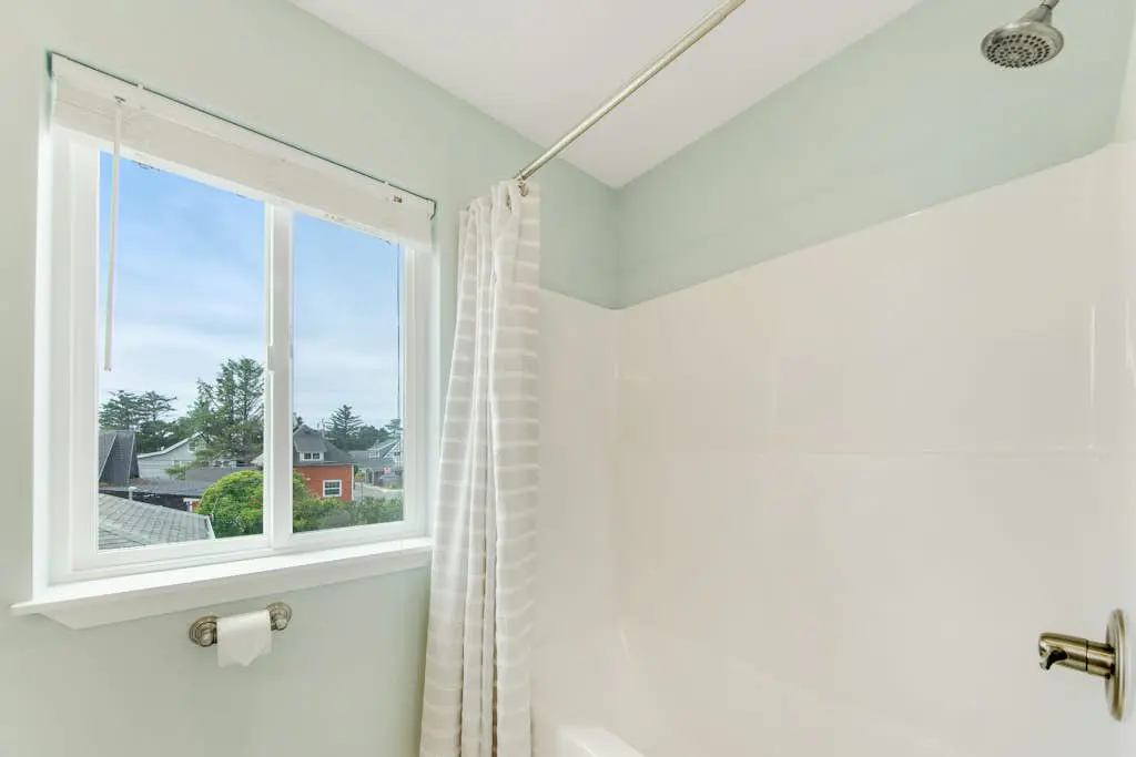 Newer home 1 block from the beach & Prom with fireplace & deck - 2 dogs OK