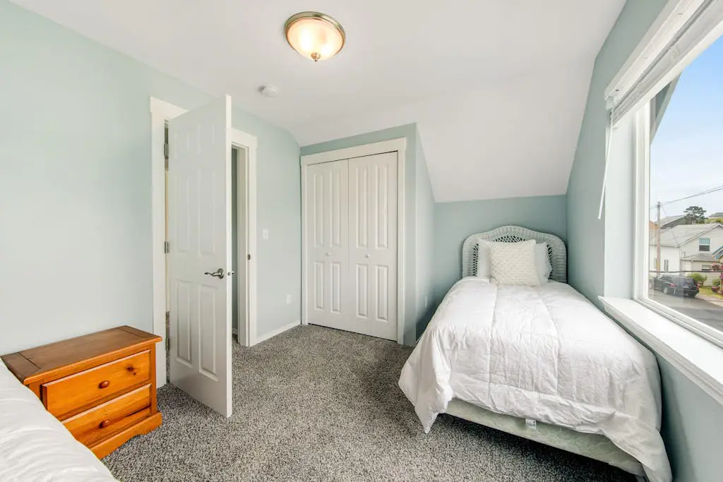 Newer home 1 block from the beach & Prom with fireplace & deck - 2 dogs OK