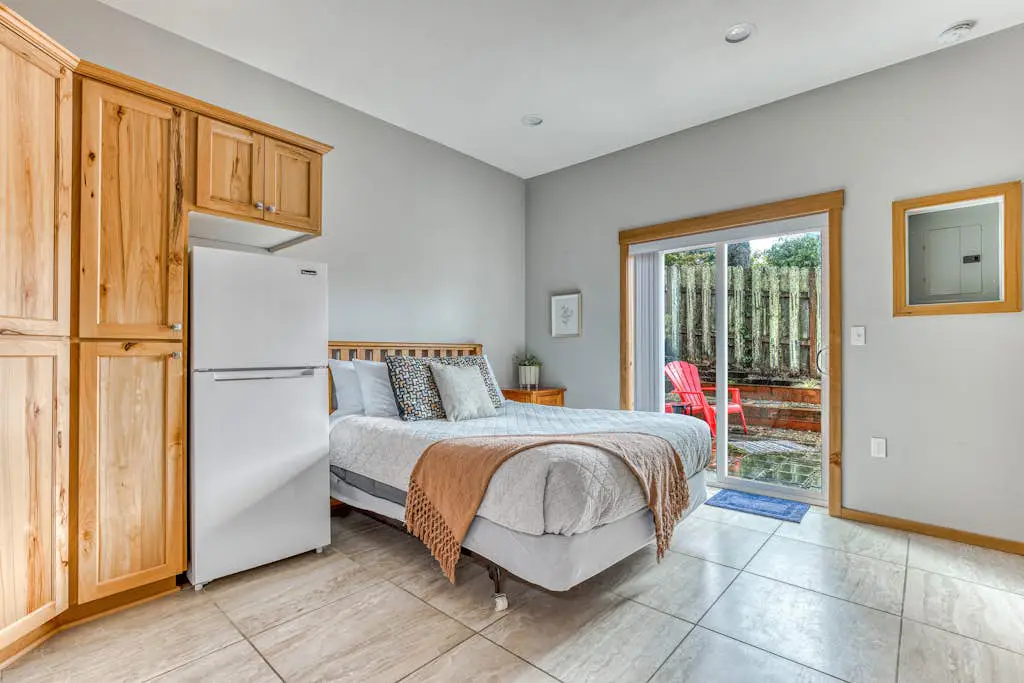 Newer home 1 block from the beach & Prom with fireplace & deck - 2 dogs OK