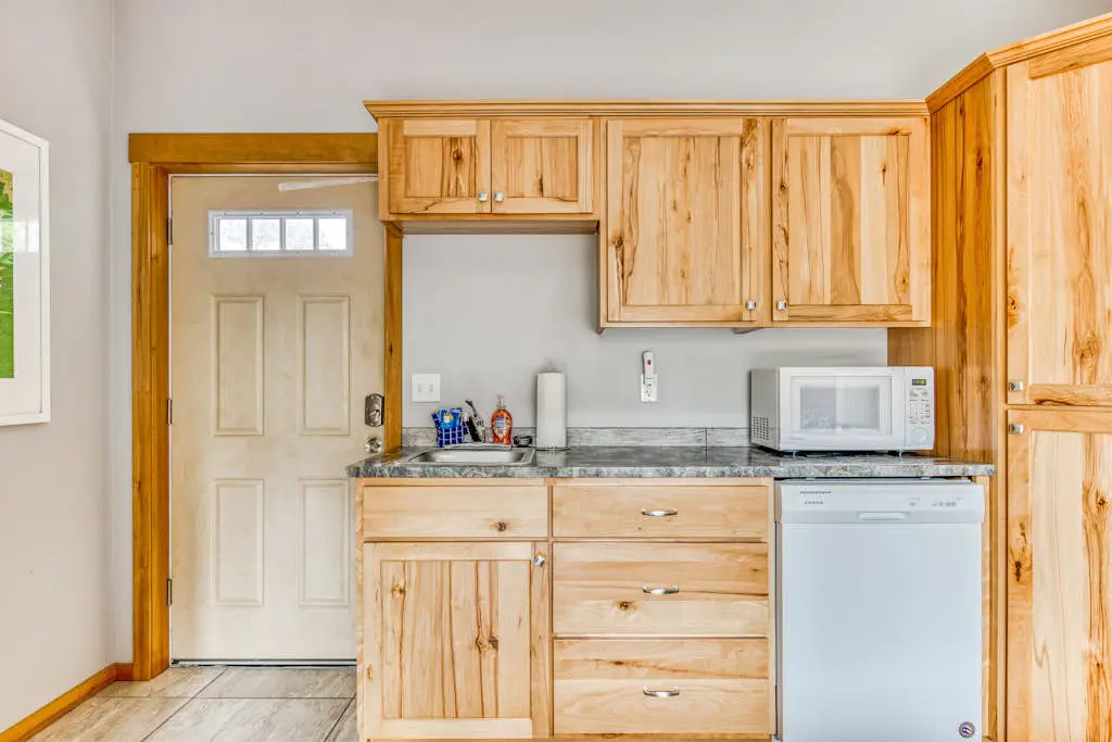 Newer home 1 block from the beach & Prom with fireplace & deck - 2 dogs OK