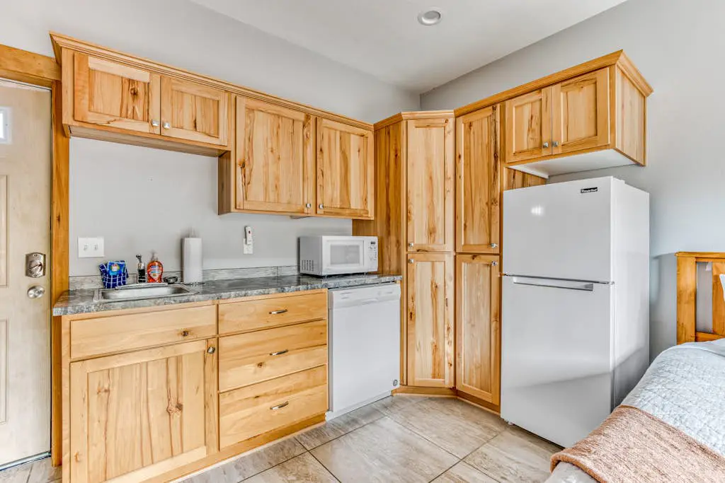 Newer home 1 block from the beach & Prom with fireplace & deck - 2 dogs OK