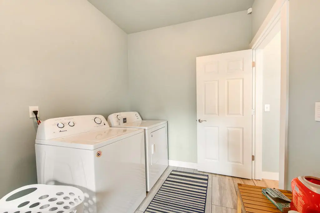 Newer home 1 block from the beach & Prom with fireplace & deck - 2 dogs OK