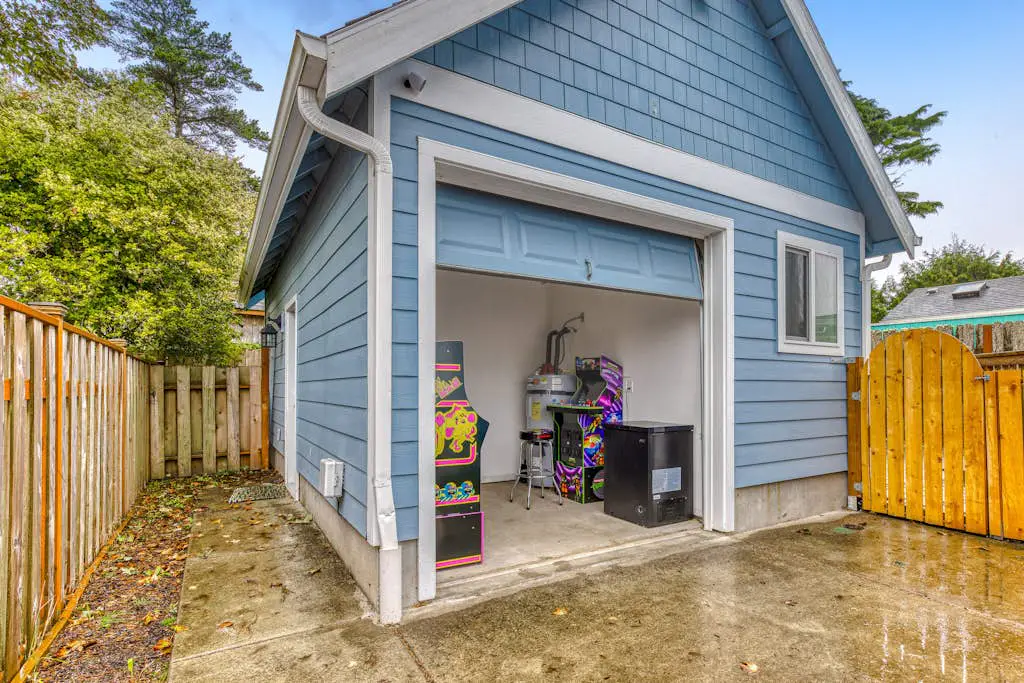 Newer home 1 block from the beach & Prom with fireplace & deck - 2 dogs OK