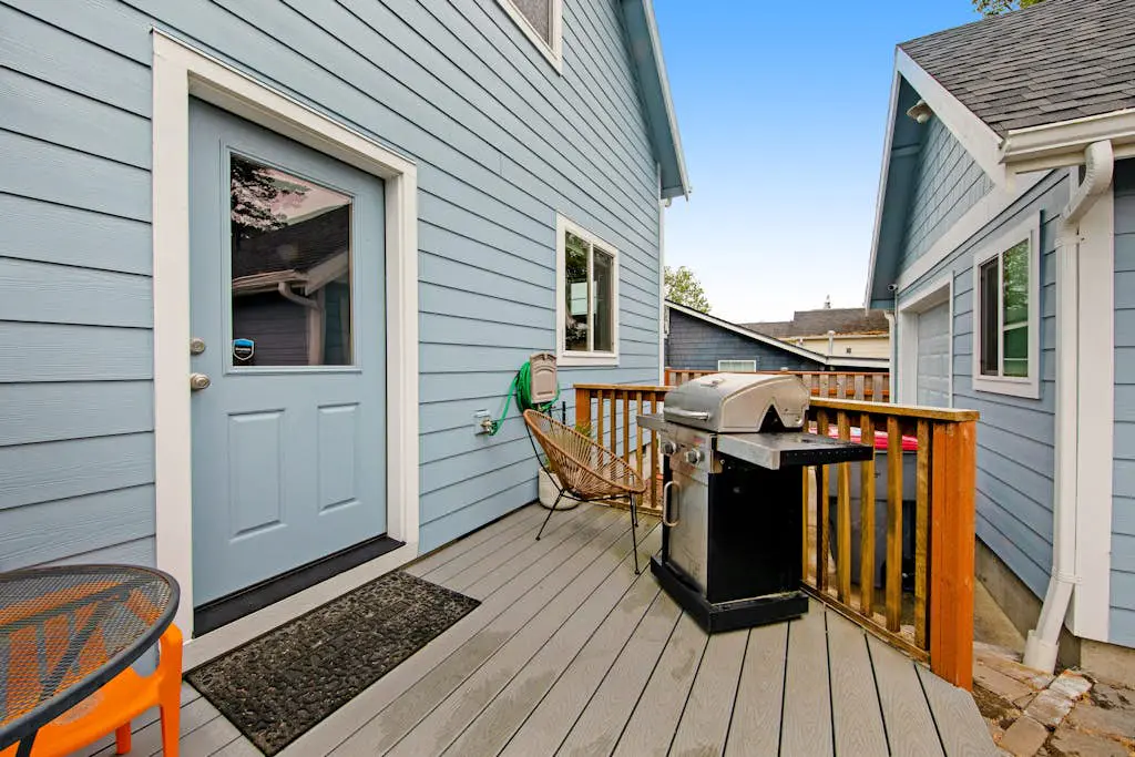 Newer home 1 block from the beach & Prom with fireplace & deck - 2 dogs OK