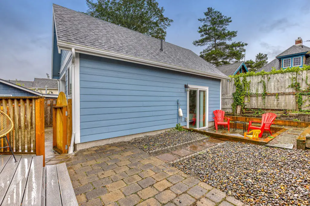 Newer home 1 block from the beach & Prom with fireplace & deck - 2 dogs OK