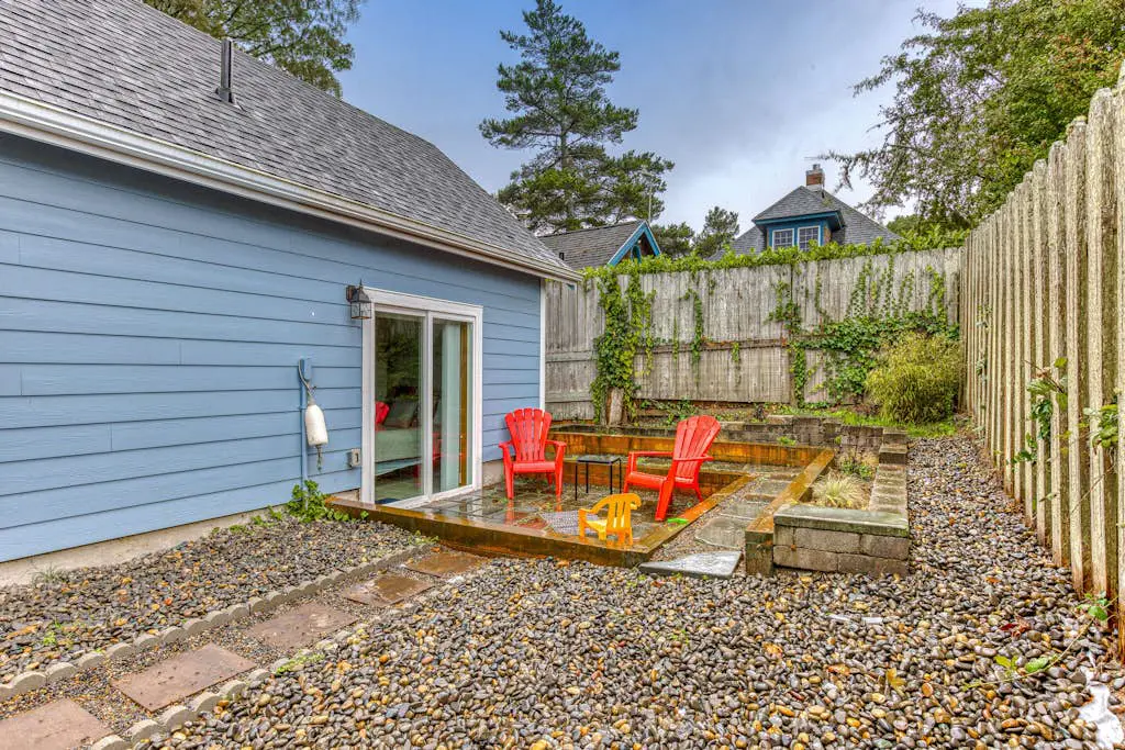 Newer home 1 block from the beach & Prom with fireplace & deck - 2 dogs OK