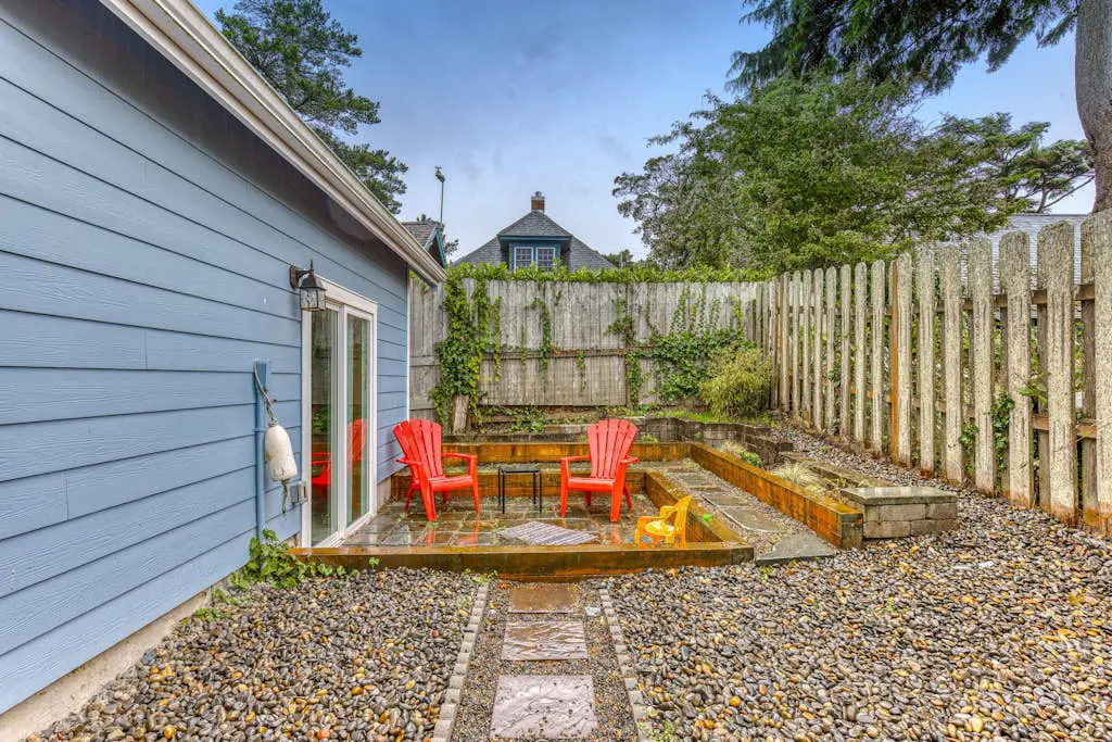 Newer home 1 block from the beach & Prom with fireplace & deck - 2 dogs OK