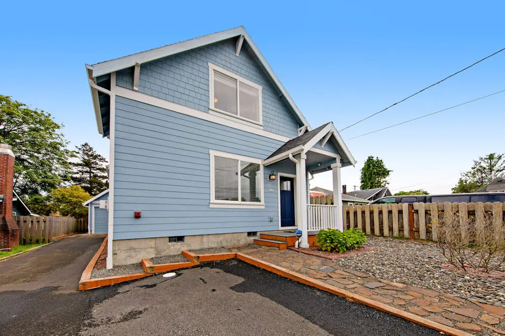 Newer home 1 block from the beach & Prom with fireplace & deck - 2 dogs OK