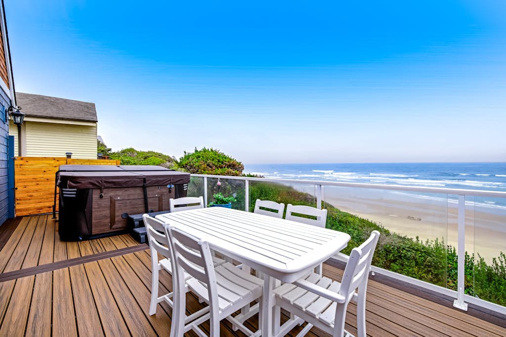 Oceanfront home with incredible Pacific view, private hot tub, deck grill & W/D