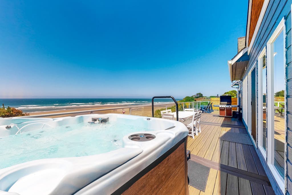 Oceanfront home with incredible Pacific view, private hot tub, deck grill & W/D