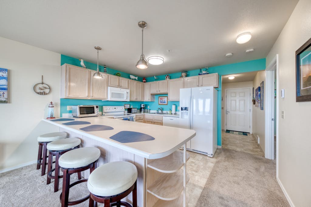 Dog-friendly oceanfront condo with electric fireplace - walk to the beach