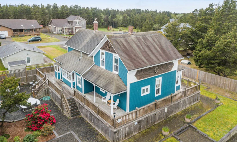 Restored Victorian Home with Free High-Speed WiFi & Washer/Dryer