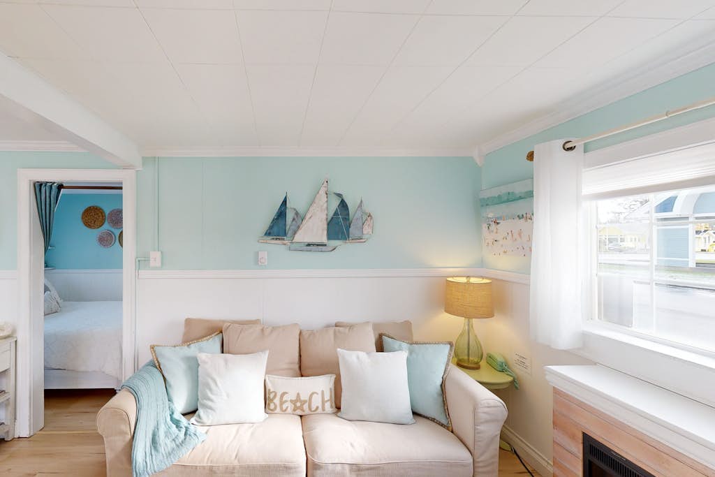 Charming home near beach with fast WiFi & whimsical interior - close to beach