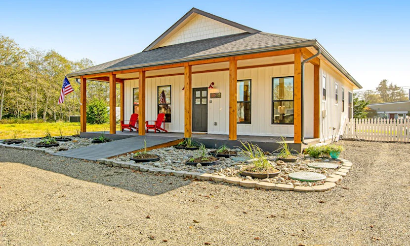 Modern cottage with covered deck, grill & fireplace - walk to beach/bars/dining