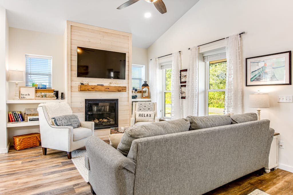 Modern cottage with covered deck, grill & fireplace - walk to beach/bars/dining