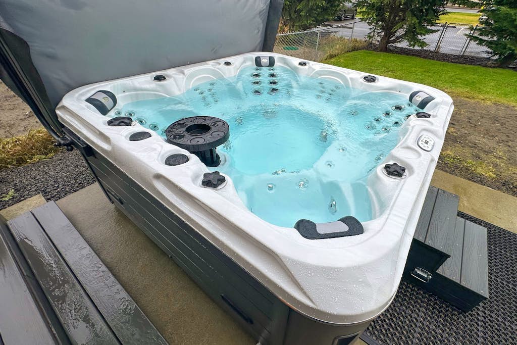 Modern cottage with covered deck, grill & fireplace - walk to beach/bars/dining