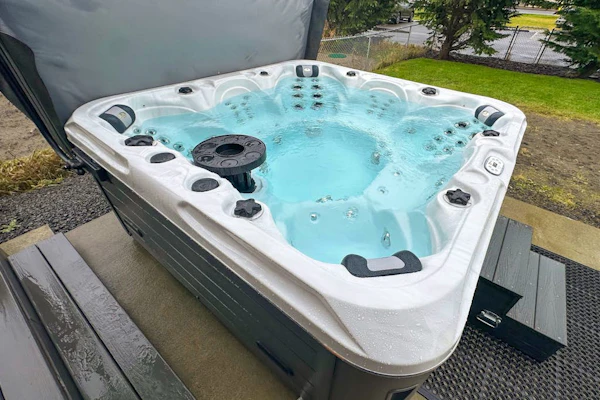 Modern cottage with covered deck, grill & fireplace - walk to beach/bars/dining