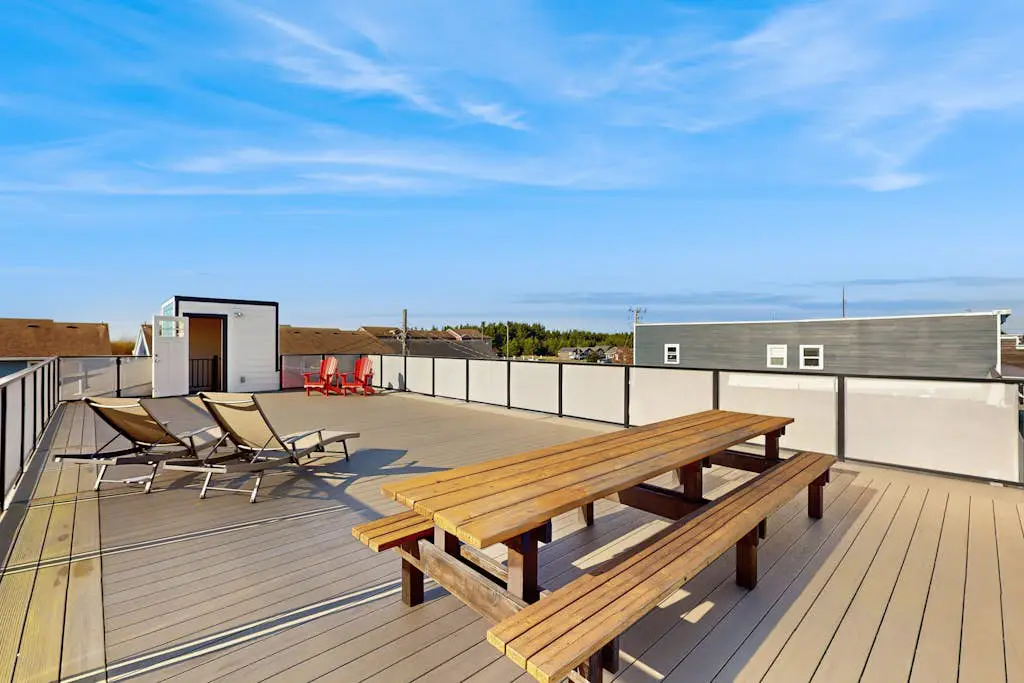 Downtown Condo with rooftop deck - just steps to beach, restaurants, & bars