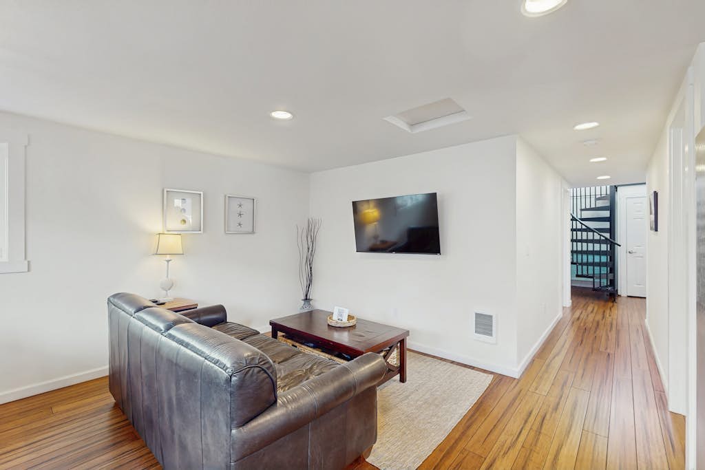 Downtown Condo w/ rooftop deck - just steps to beach, restaurants, & bars